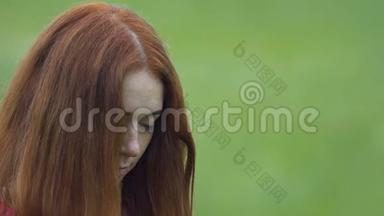 红头发的女人抬起头来感觉与存在的统一，<strong>深深</strong>地放松